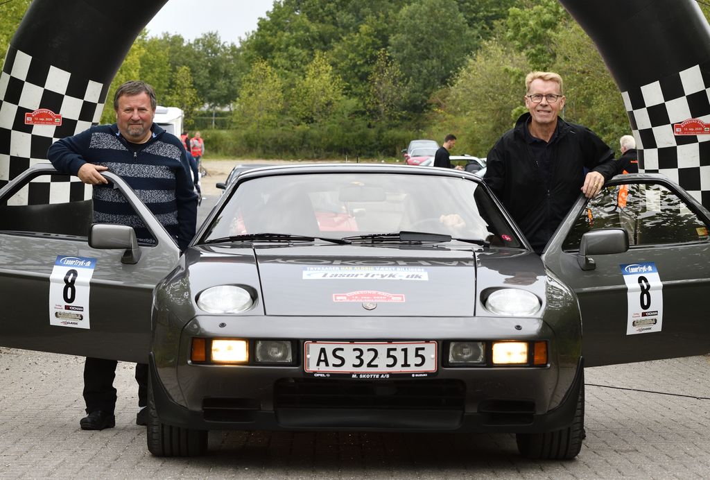 Benny Rasmussen fra Sakskøbing og Uffe Jørgensen fra Nykøbing er kommet fint fra start i år med deres Porsche 928 S fra 1980. De ligger på tredjepladsen i mesterskabet.
(Foto: Michael Eisenberg)